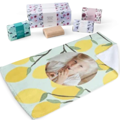 Cadeauset met gepersonaliseerde gastenhanddoekje en 3 zepen