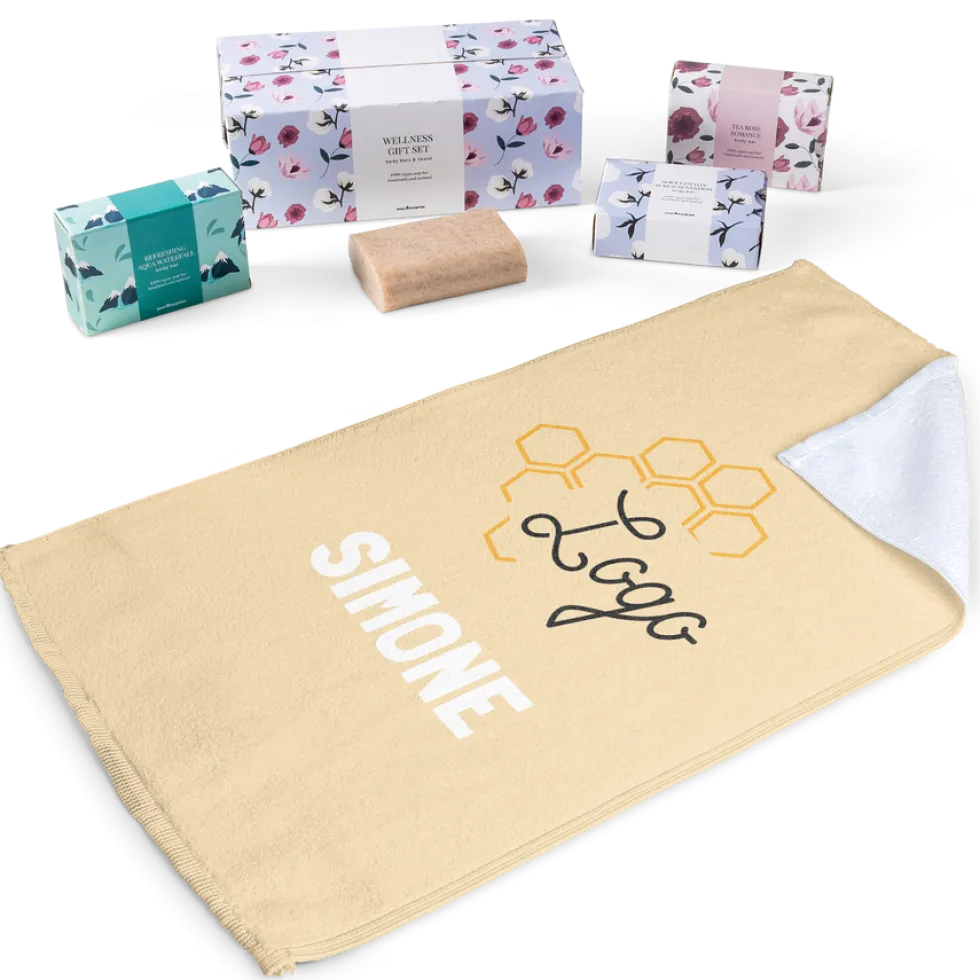 Cadeauset met gepersonaliseerde gastenhanddoekje en 3 zepen