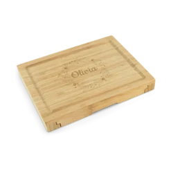 Gegraveerde houten snijplank met kaasmesjes